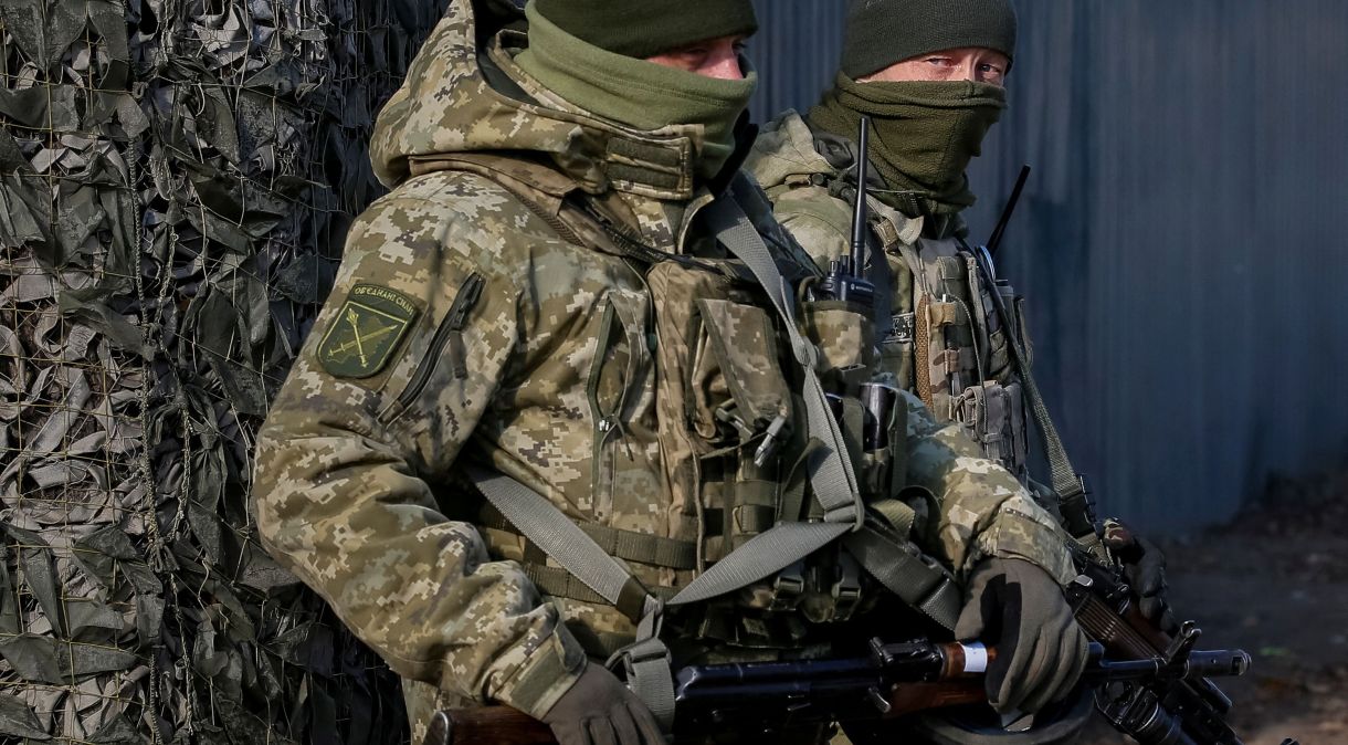 Militares próximos da aldeia de Zolote, área de retirada do governo e das tropas rebeldes apoiadas pela Rússia, na região de Luhansk, ao leste da Ucrânia