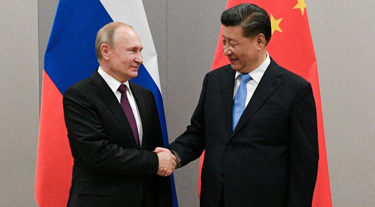 Presidentes da Rússia, Vladimir Putin, e da China, Xi Jinping, se cumprimentam durante cúpula dos Brics, em Brasília