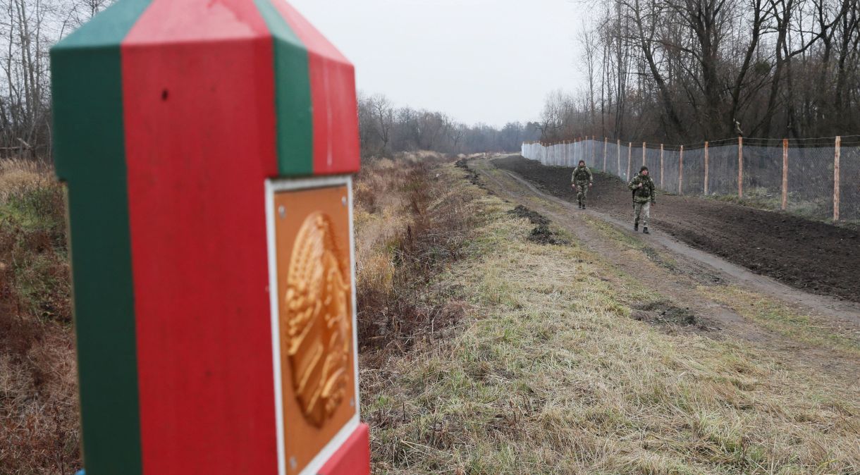 Guardas ucranianos na fronteira com Belarus na região de Volyn