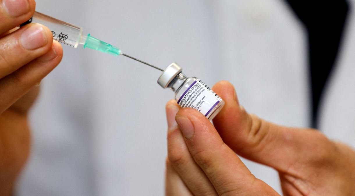 Profissional de saúde prepara dose de vacina contra a Covid.