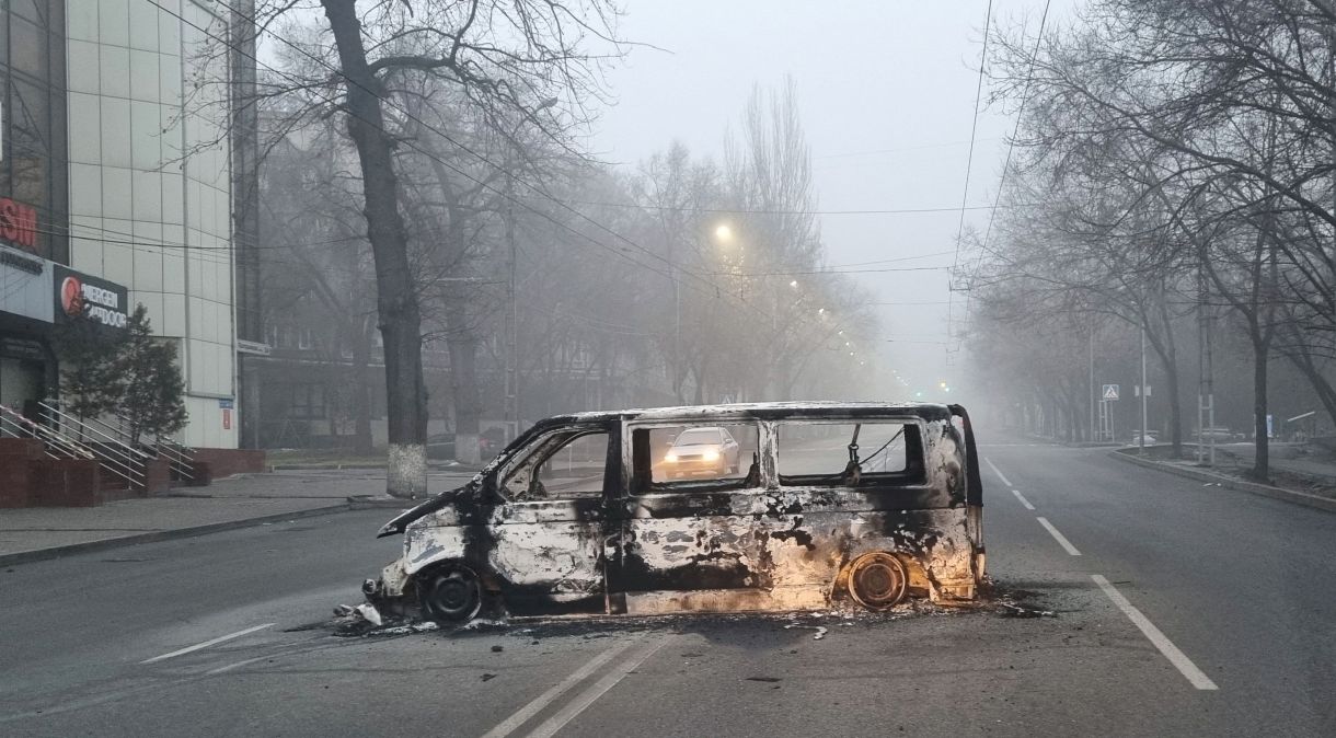 Veículo queimado durante protesto em Almaty, no Cazaquistão