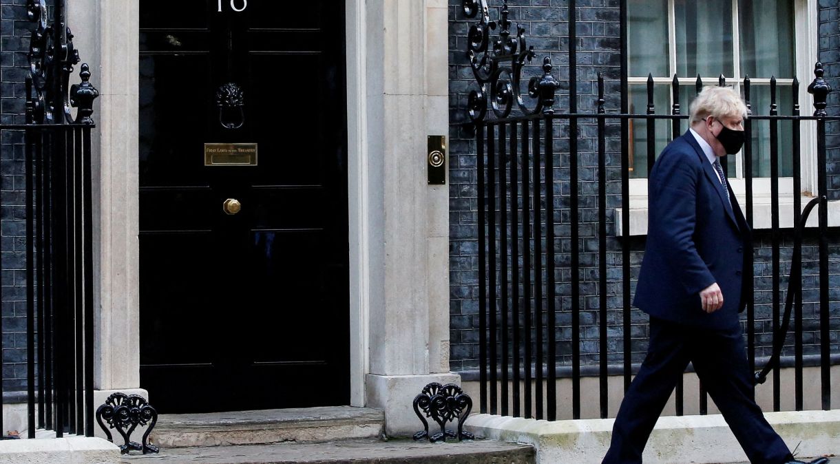 Premiê britânico, Boris Johnson, em frente à residência oficial em Downing Street, em Londres