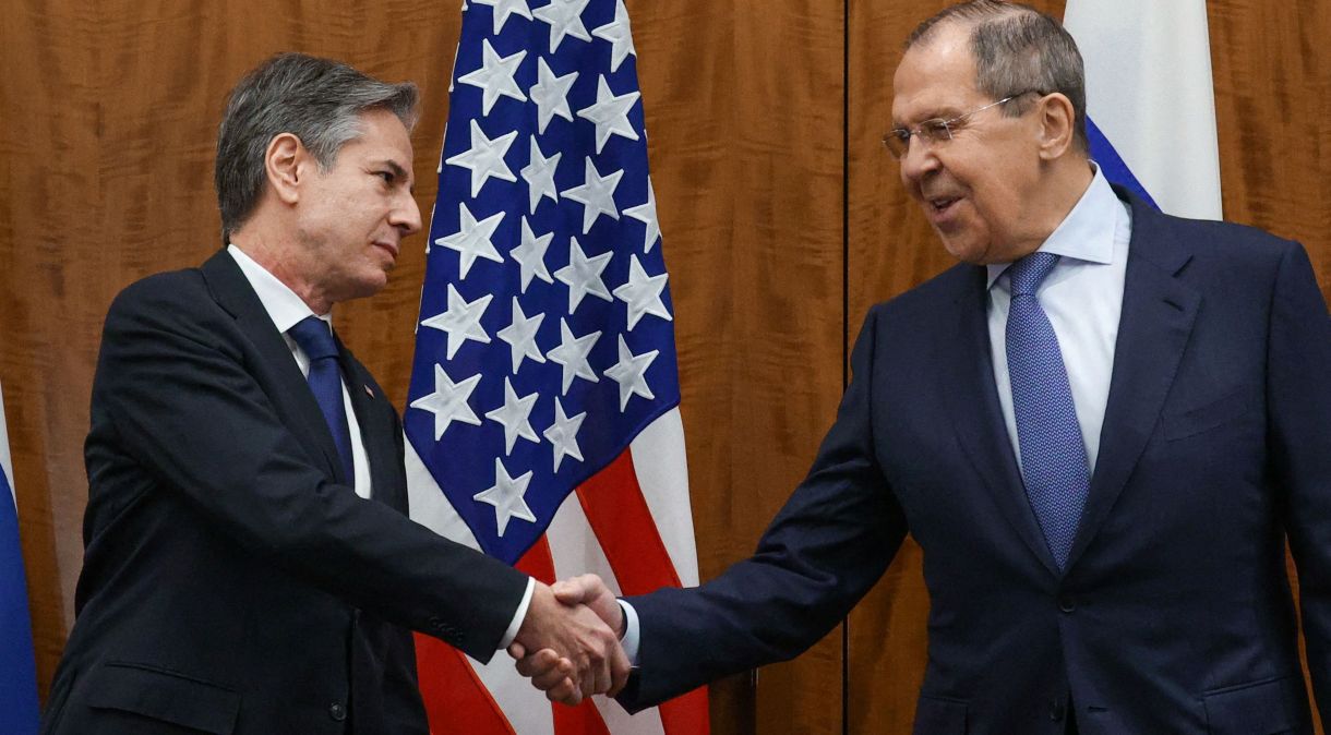 Secretário de Estado dos EUA, Antony Blinken, cumprimenta ministro das Relações Exteriores da Rússia, Sergei Lavrov, antes de reuinião entre ambos em Genebra