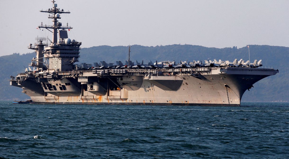Porta-aviões norte-americano USS Carl Vinson atraca em porto em Danang, no Vietnã