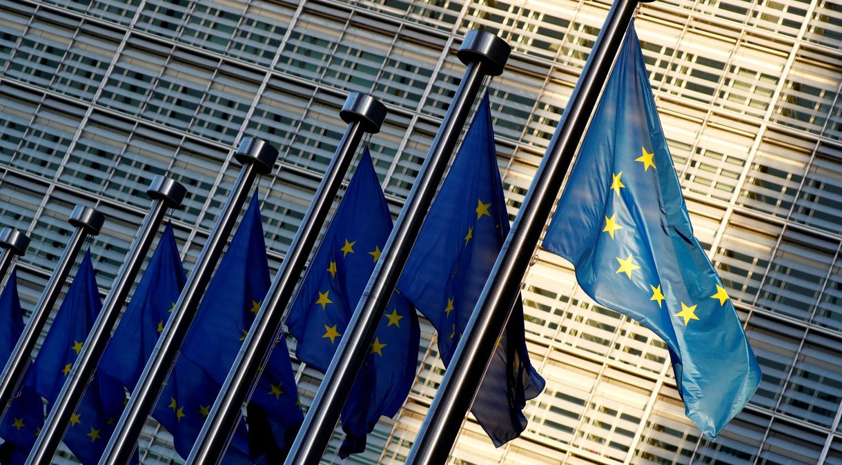 Bandeiras da União Europeia do lado de fora da sede do bloco em Bruxelas