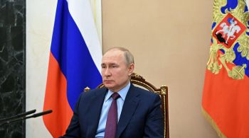 Presidente russo se reuniu com ministro da Defesa para discutir o progresso dos exercícios militares; outra conversa com ministro das Relações Exteriores foi transmitida pela televisão estatal