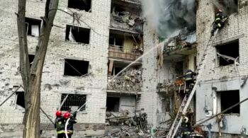 Cidades de Chernihiv e Vasylkiv se tornaram alvos de mísseis e ataques aéreos conforme forças da Rússia avançam em direção a Kiev