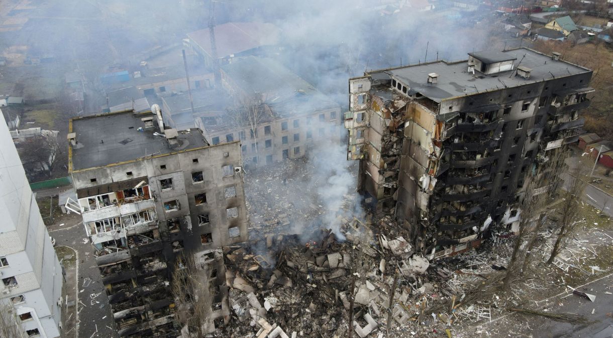 Vista aérea de prédio destruído por disparos de artilharia em Borodyanka, na região de Kiev, na Ucrânia