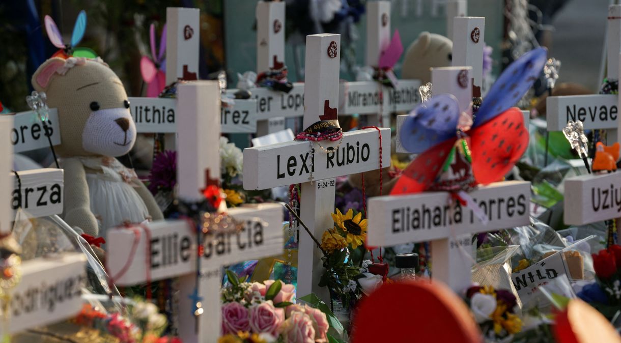 Flores, brinquedos e outros objetos em memorial montado em homenagem às vítimas de ataque a tiros em escola em Uvalde, no Estado norte-americano do Texas