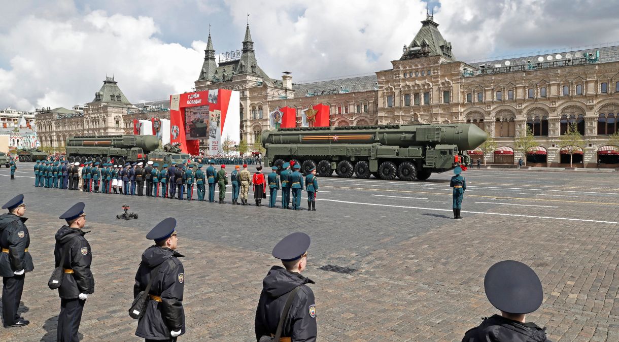 Sistemas russos de lançamento de mísseis balísticos intercontinentais Yars são expostos durante desfile para comemorar Dia da Vitória em Moscou