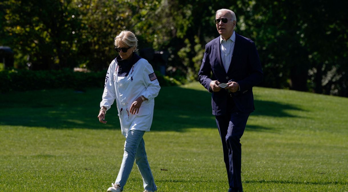 Presidente dos EUA, Joe Biden, e primeira-dama do país, Jill Biden, caminham de volta para a Casa Branca