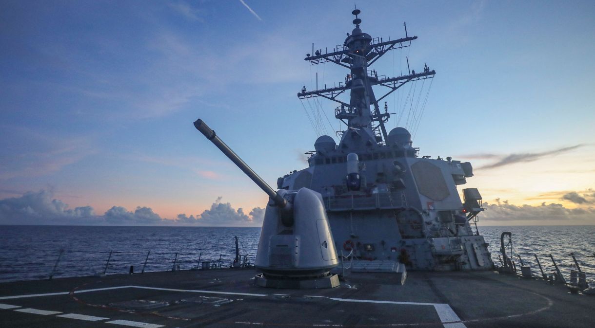 Destróier norte-americano USS Benfold durante operações no Mar do Sul da China