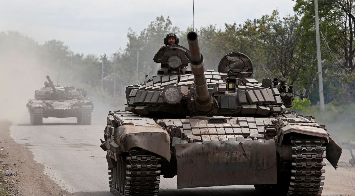 Tanques de tropas pró-Rússia atravessam rua na cidade de Popasna, na região de Luhansk, na Ucrânia
