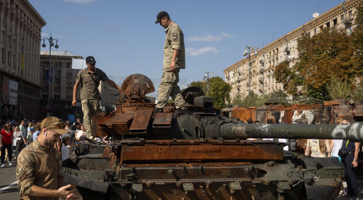 Pessoas visitam tanques russos destruídos por forças ucranianas, em Kiev