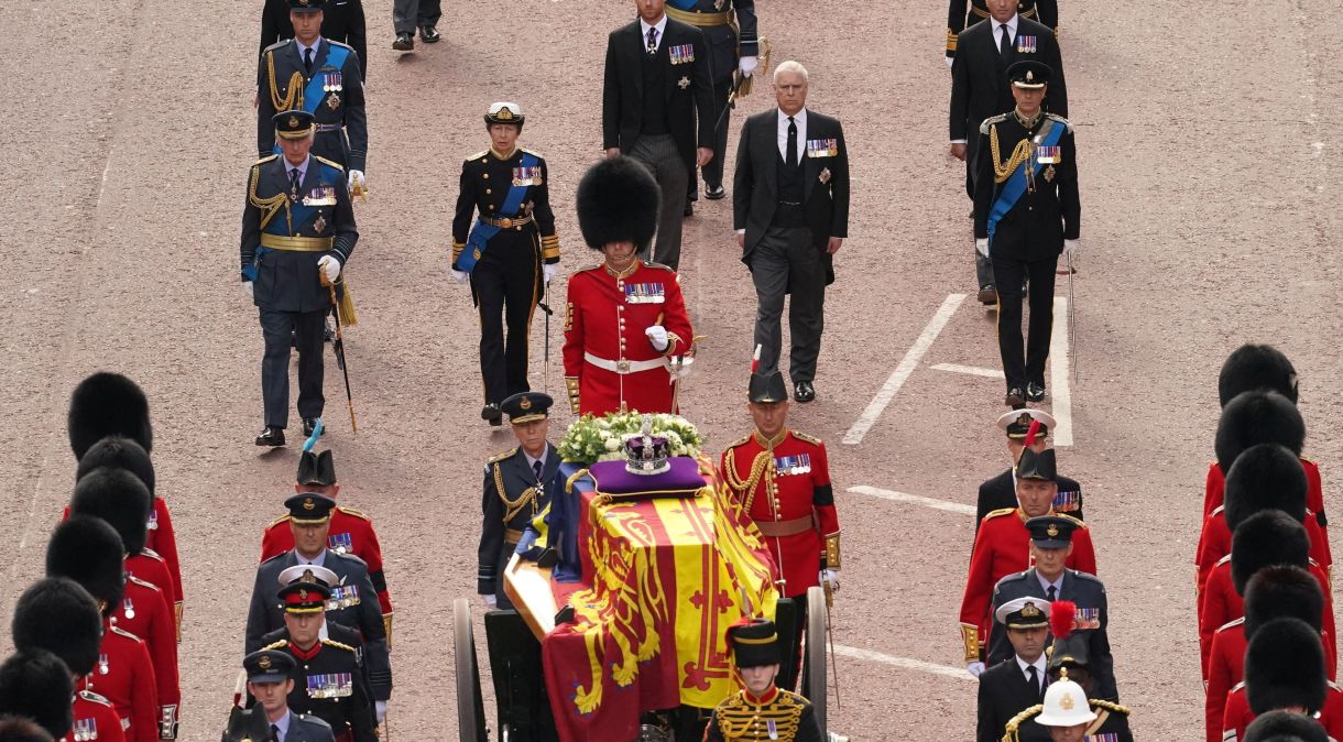 Membros da família real britânica, entre eles o rei Charles III e os príncipes William e Harry, acompanham o caixão da rainha Elizabeth II em procissão no centro de Londres