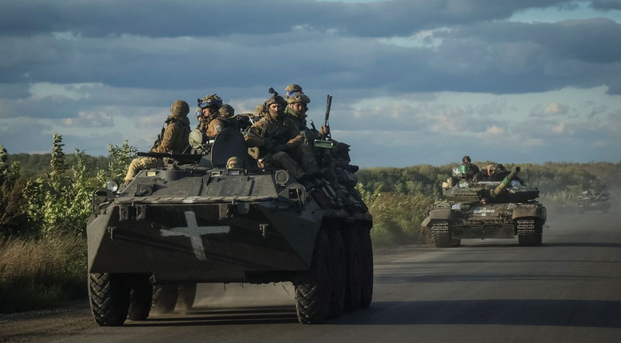 Militares ucranianos na cidade de Izium.