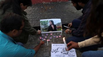 Relatório vincula o óbito a condições médicas preexistentes; a jovem foi presa em Teerã em 13 de setembro por usar "trajes impróprios"