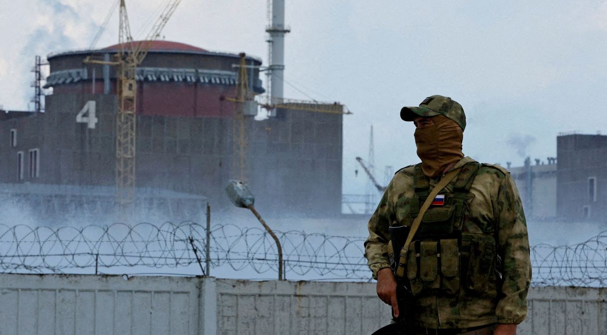 Militar na usina nuclear de Zaporizhzhia