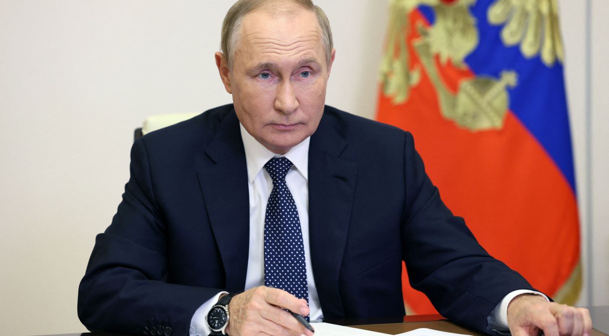 Presidente da Rússia, Vladimir Putin, durante reunião por videoconferência na residência oficial de Novo-Ogaryovo, nos arredores de Moscou