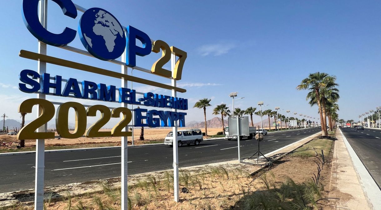 Placa da COP27 na estrada que leva ao local da conferência em Sharm el-Sheikh, no Egito