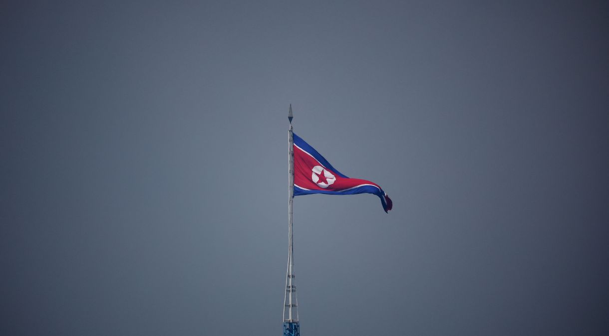 Bandeira da Coreia do Norte dentro da zona desmilitarizada na região de fronteira com a Coreia do Sul
