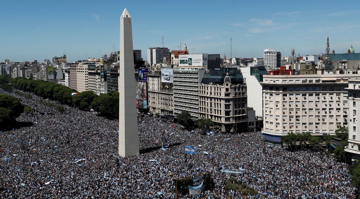 Multidão no entorno do Obelisco, em Buenos Aires, para comemorar o título mundial da Argentina