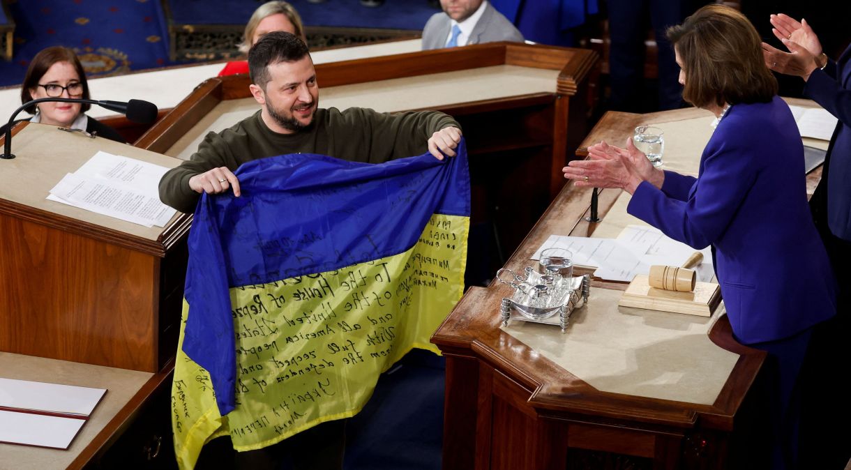 Presidente da Ucrânia, Volodymyr Zelenskiy, entrega bandeira do país à presidente da Câmara dos EUA, Nancy Pelosi, no Congresso norte-americano