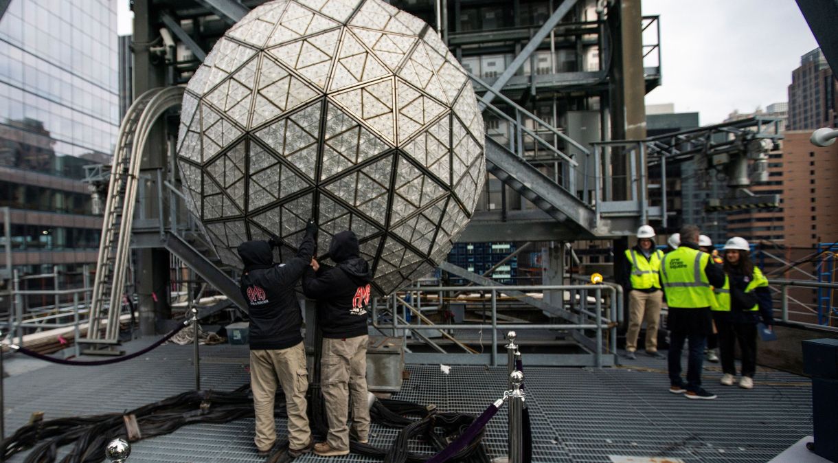 Trabalhadores da Waterford instalam novos cristais na bola de Ano Novo da Times Square em Nova York, EUA