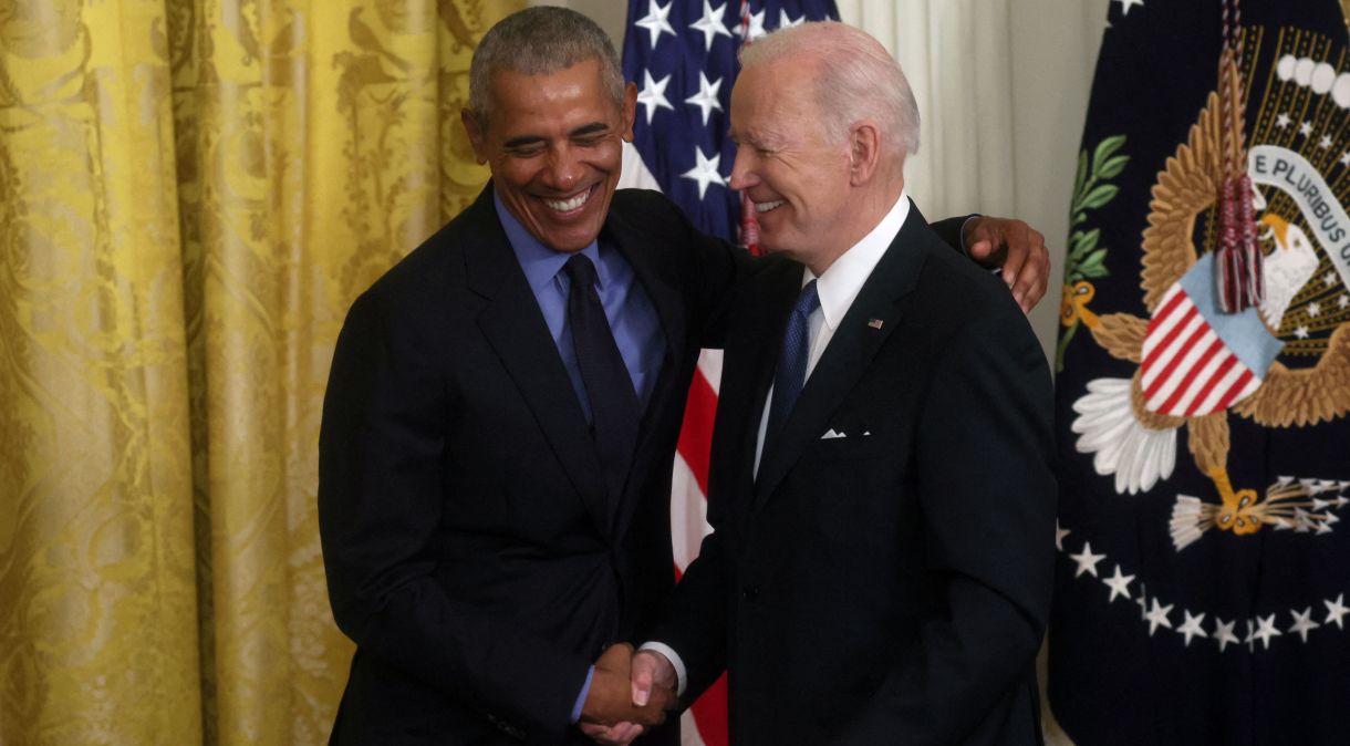 Biden e Obama se cumprimentam na Casa Branca