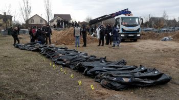 Autoridades ucranianas investigam ações brutais das tropas russas na região próxima a Kiev