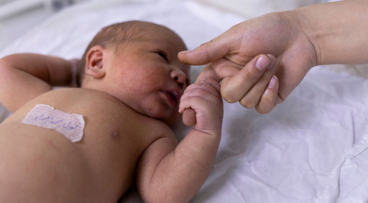 Bebê em enfermaria de maternidade em Cabul, no Afeganistão