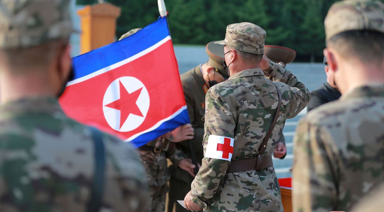 Equipes médicas das Forças Armadas da Coreia do Norte durante lançamento de campanha para melhorar o fornecimento de medicamentos em meio à pandemia de Covid-19 em Pyongyang