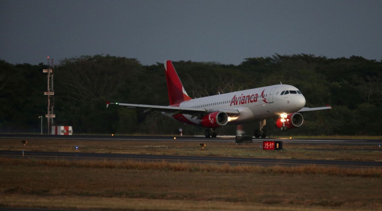 Avião da Avianca Airlines se prepara para decolar de aeroporto em San Luis Talpa