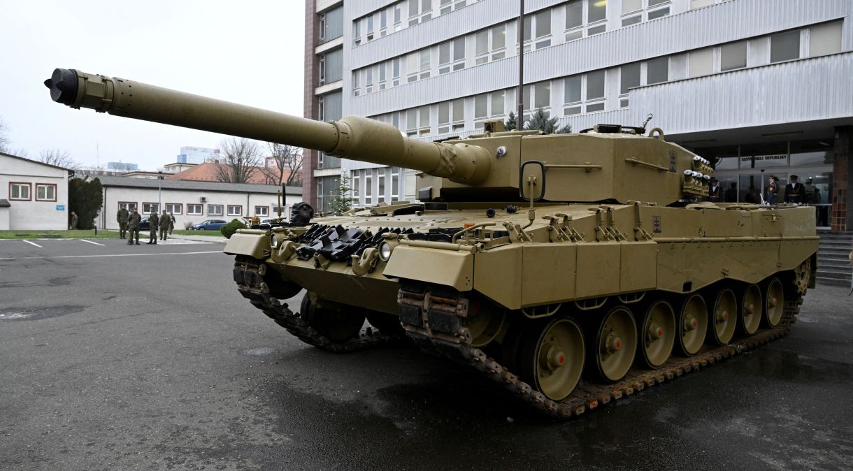 Tanques Leopard, de fabricação alemã, são entregues pela Alemanha à Eslováquia em Bratislava