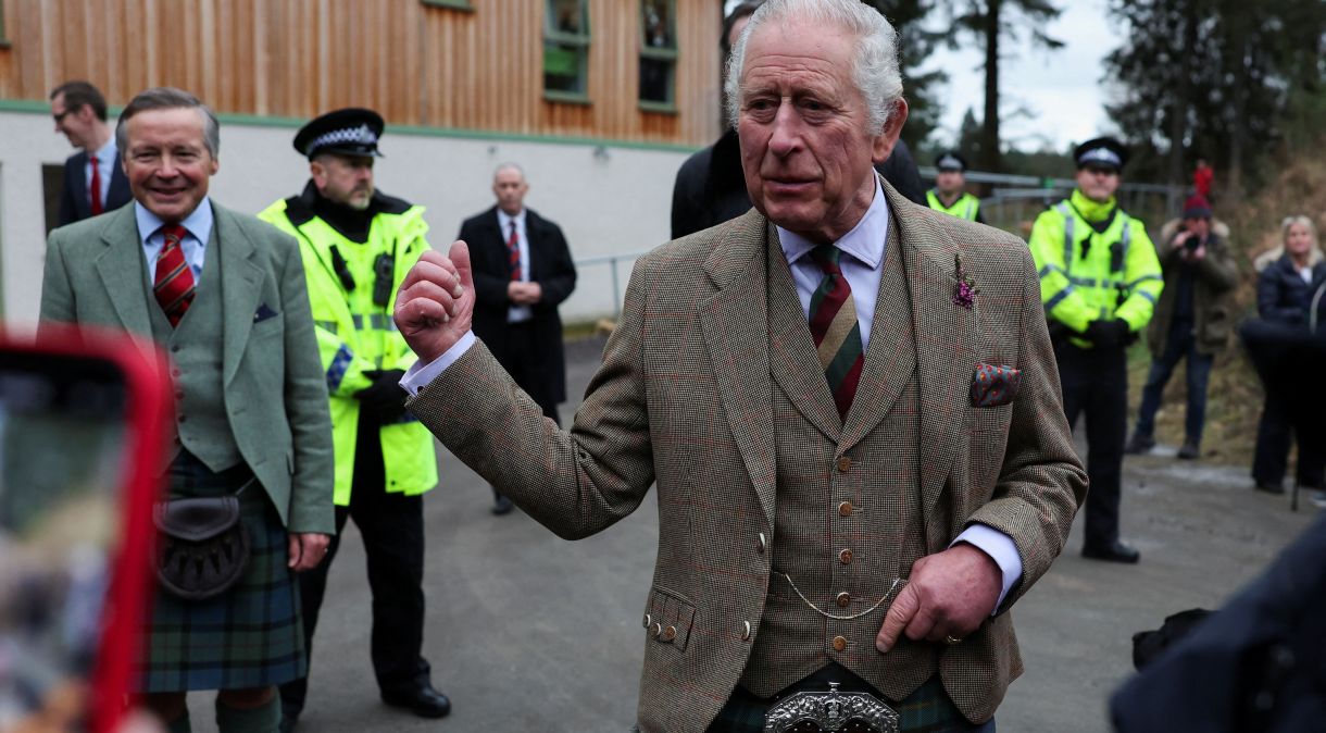 Rei Charles, da família real britânica, fala durante uma visita ao Aboyne and Mid Deeside Community Shed, em Aboyne, Escócia