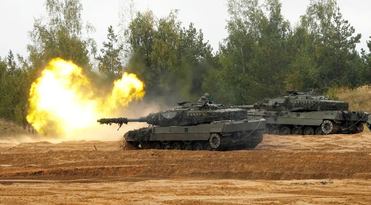 Tanque Leopard, de fabricação alemã, pertencente às Forças Armadas da Espanha, dispara durante exercício militar da Otan na Letônia