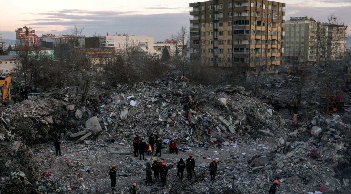 Pessoas se aquecem em escombros após terremoto em Kahramanmaras, Turquia