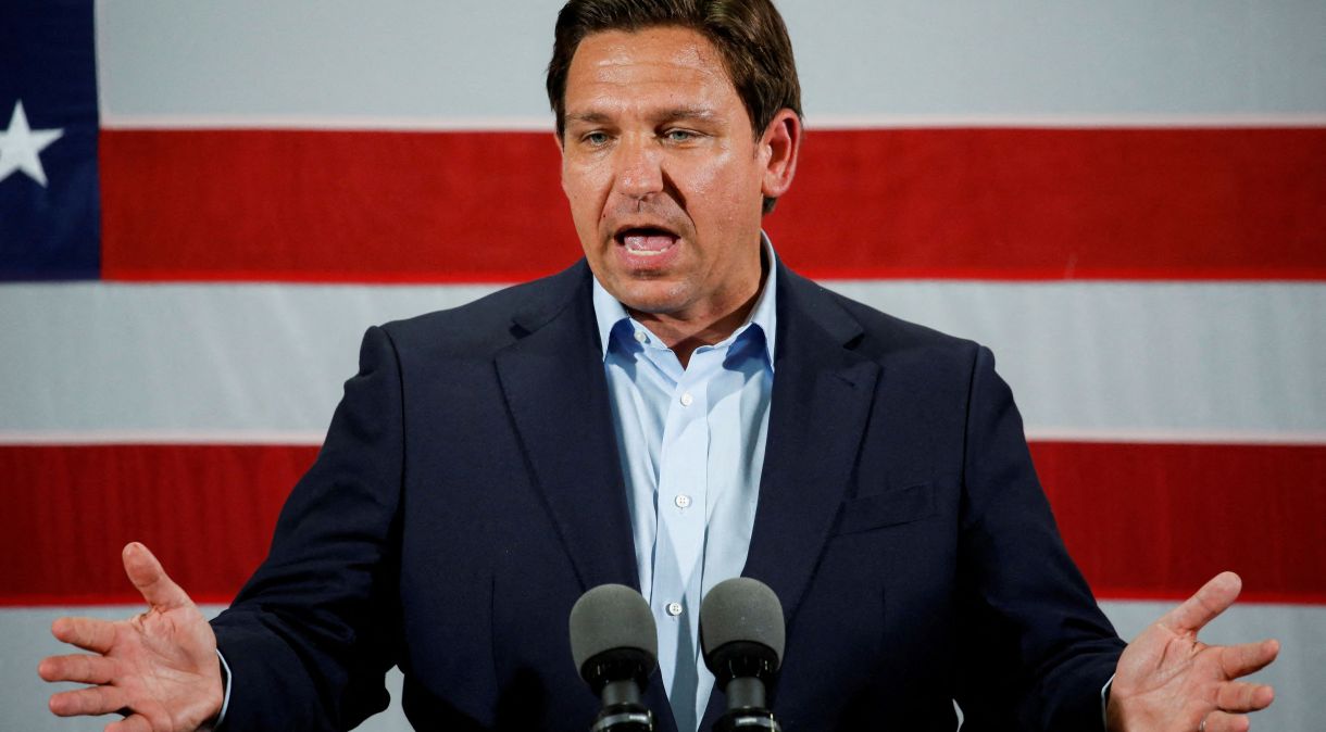 Governador da Flórida, Ron DeSantis, discursa em comício na cidade de Hialeah, na Flórida