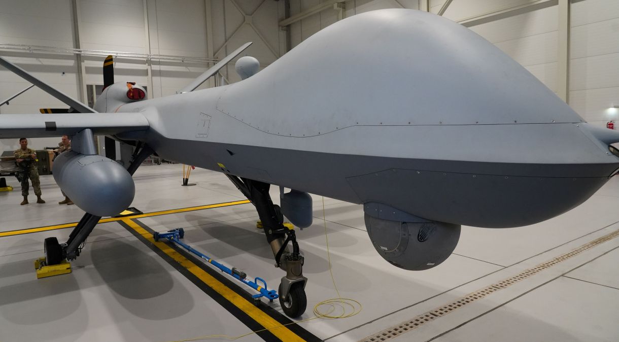 Drone MQ-9 Reaper da Força Aérea dos EUA em hangar na Base Aérea de Amari, Estônia