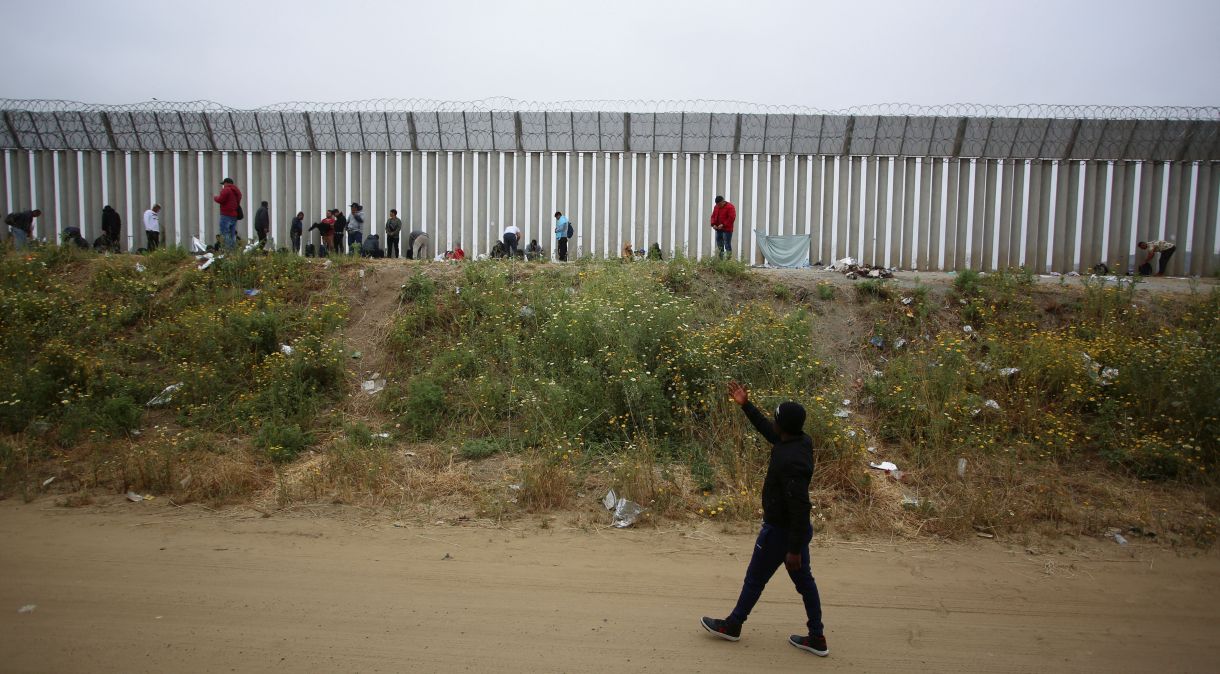 Imagem mostra imigrantes na fronteira dos EUA com o México