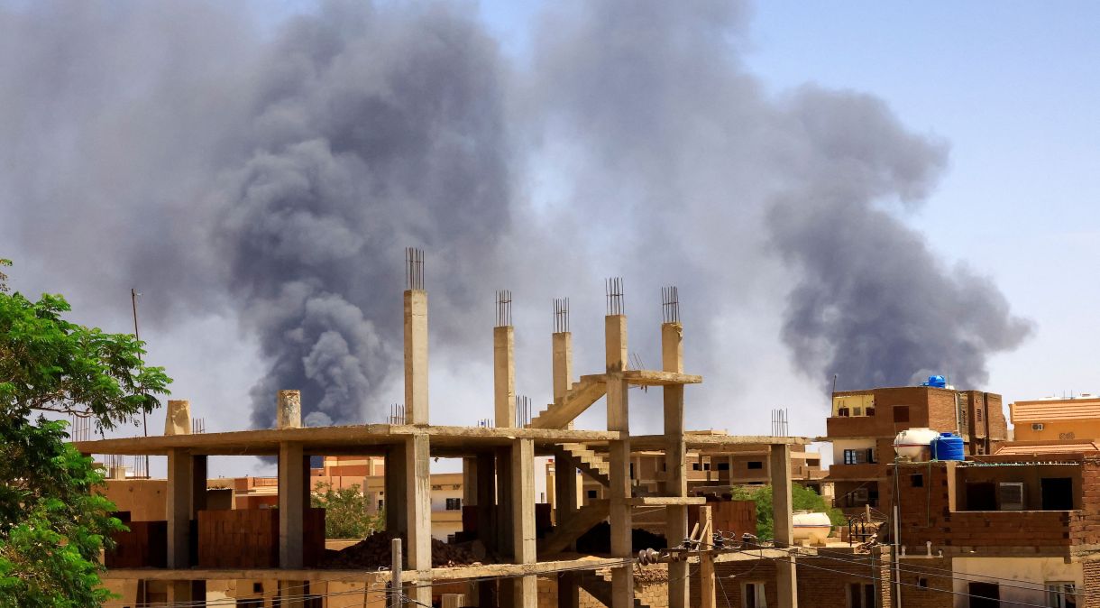 Fumaça sobe de prédios após ataque aéreo em Cartum, no Sudão