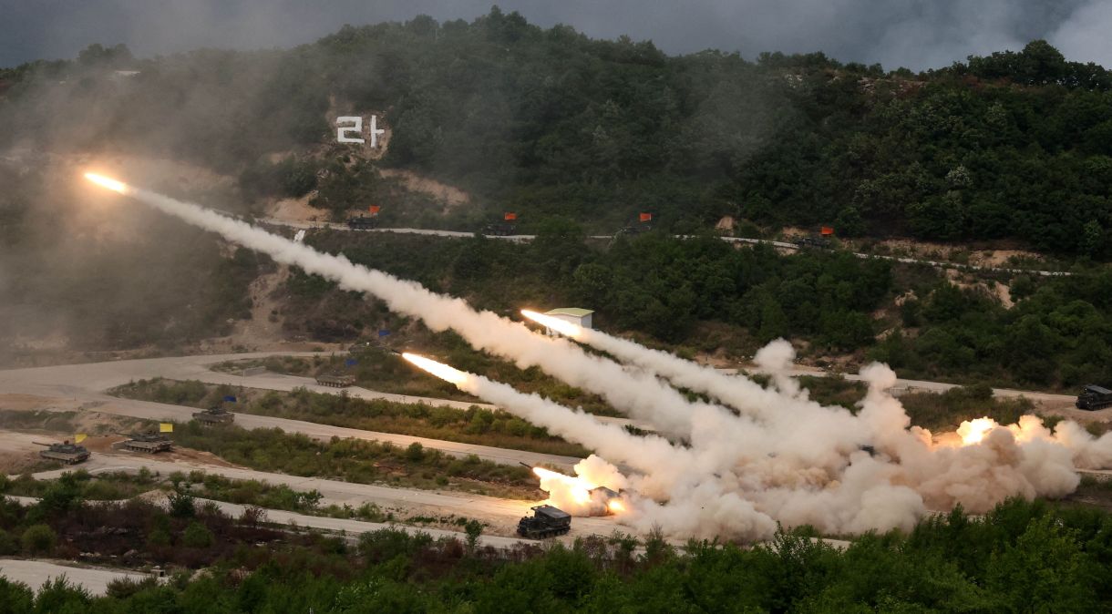 Sistemas de lançamentos múltiplos da Coreia do Sul faz disparos simultâneos durante exercícios militares conjuntos com os EUA em Pocheon, na Coreia do Sul