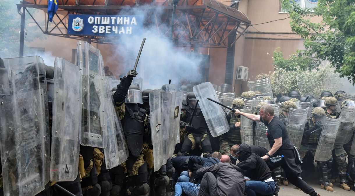 Soldados da força de paz da Otan entram em confronto com manifestantes sérvios do Kosovo na cidade de Zvecan