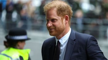 Duque de Sussex é o primeiro membro sênior da realeza britânica a aparecer em um banco de testemunhas em mais de 130 anos; ele acusa os tabloides britânicos de usar escutas telefônicas ilegais  