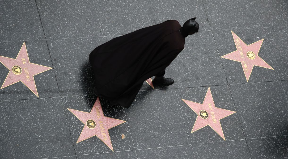 Pessoa vestida de Batman na Calçada da Fama em Hollywood, Los Angeles, EUA