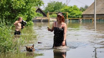 Rompimento da barragem de Nova Kakhovka fez grande massa de água transbordar do rio Dnipro e invadir diversas cidades e aldeias; dirigentes afirmam que há “grande risco” de explosões 