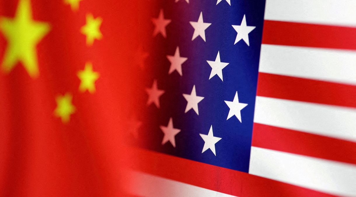 Foto ilustrativa com as bandeiras da China e dos EUA
