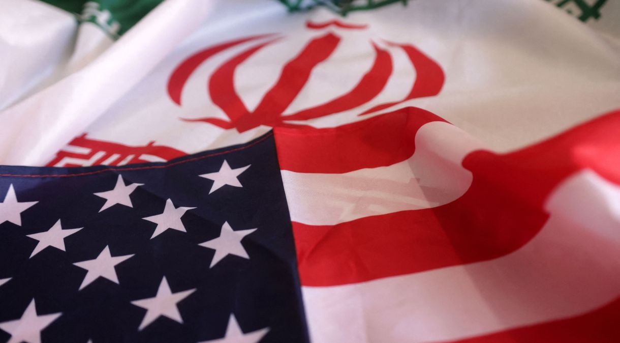 Bandeiras do Irã e dos EUA