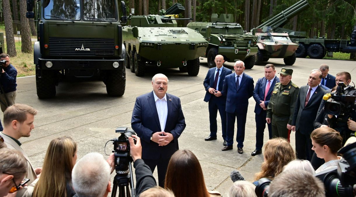 Presidente de Belarus, Alexander Lukashenjo, durante visita a complexo industrial-militar na região de Minsk