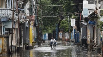 Intensidade do ciclone Biparjoy vem diminuindo, mas riscos de morte e destruição ainda são grandes; sistema meteorológico indiano informa que ventos fortes já começam a atingir a costa do país